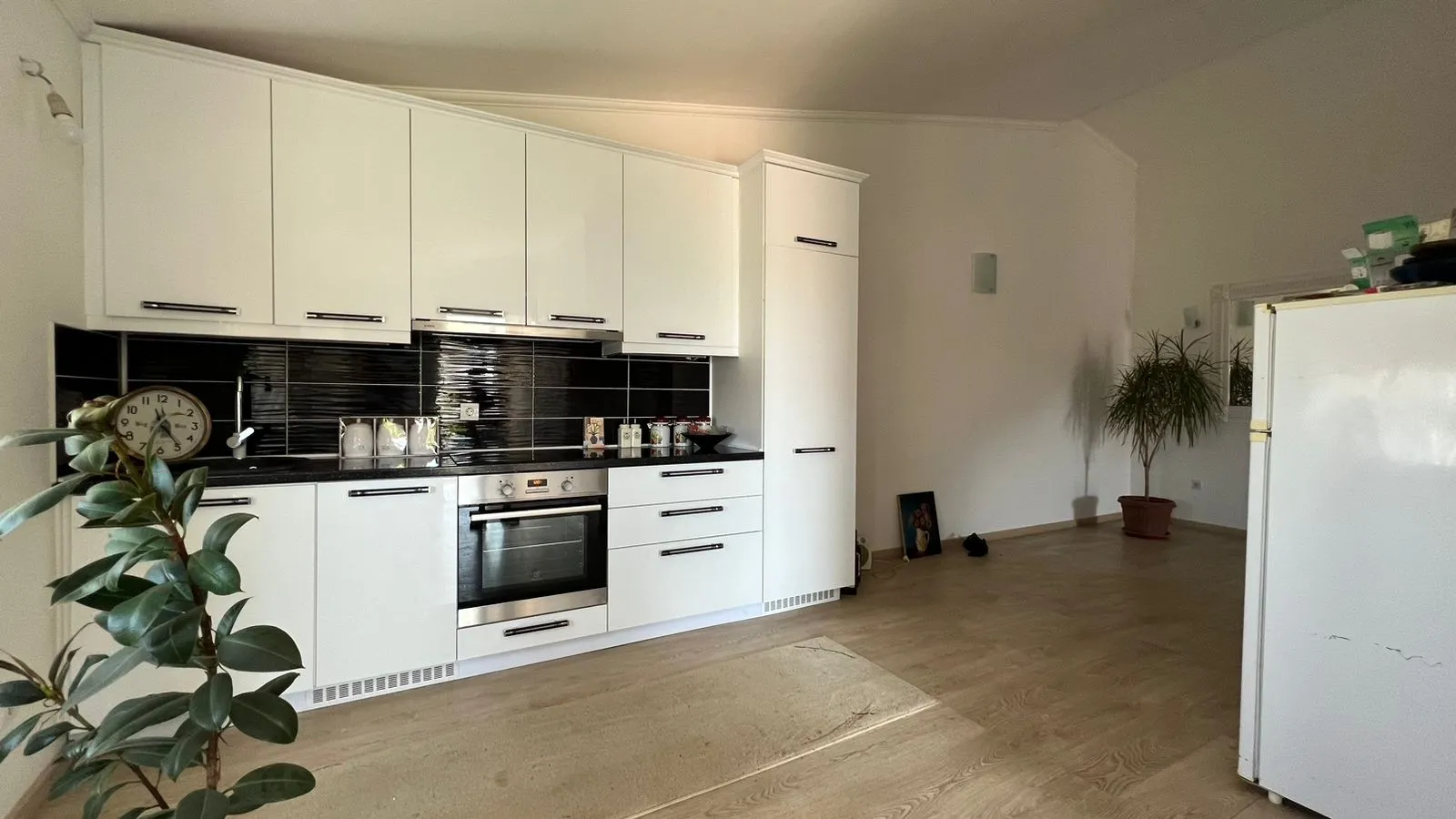 Two-storey house with a garage and a courtyard in Belishi